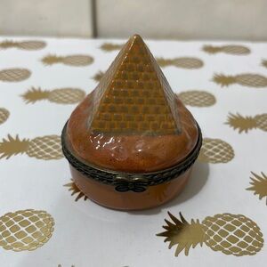 Pyramid Medicine Holder